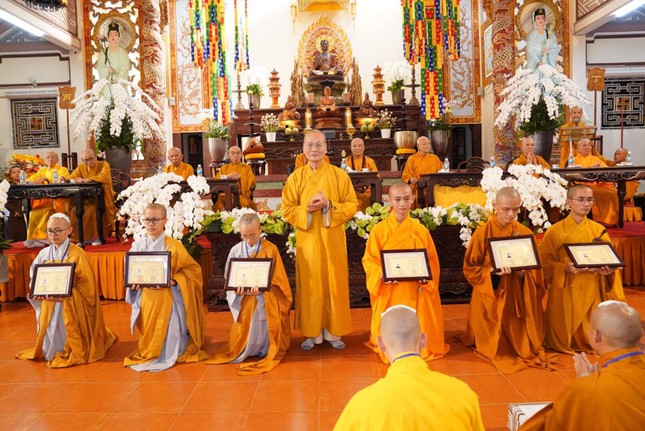 Tăng, Ni sinh khóa IX nhận chứng chỉ tốt nghiệp Trung cấp Phật học