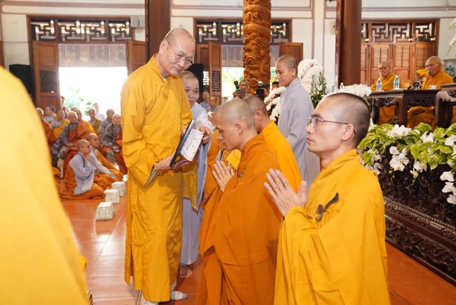 Hòa thượng Thích Hải Ấn trao phần thưởng đến Tăng sinh khóa IX có thành tích trong học tập