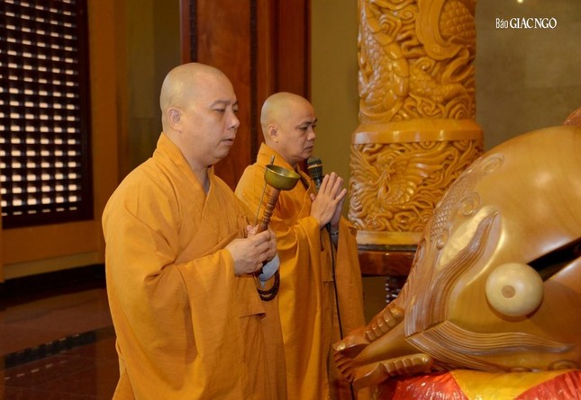 Chư tôn đức trong nghi thức lễ bố-tát