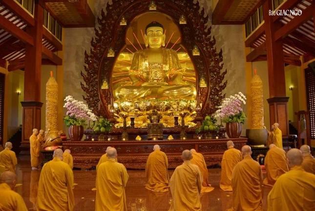 Lễ bố-tát cử hành tại chánh điện Việt Nam Quốc Tự Lễ bố-tát cử hành tại chánh điện Việt Nam Quốc Tự