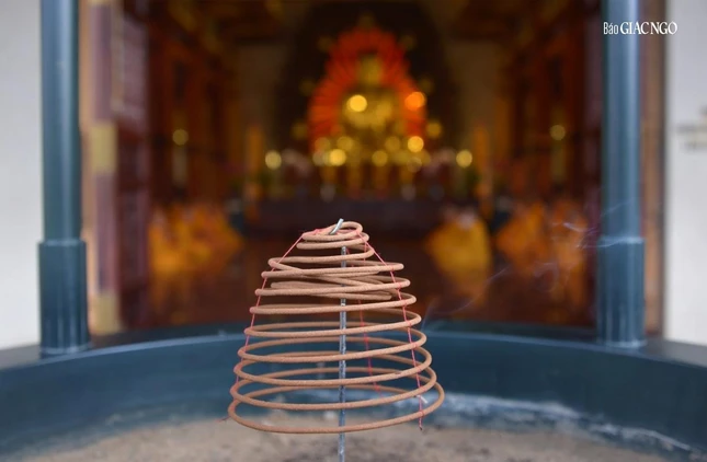 Khói trầm hương Khói trầm hương