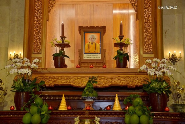 Di ảnh Đức Đệ tam Pháp chủ GHPGVN - Đại lão Hòa thượng Thích Phổ Tuệ tại Tổ đường Việt Nam Quốc Tự