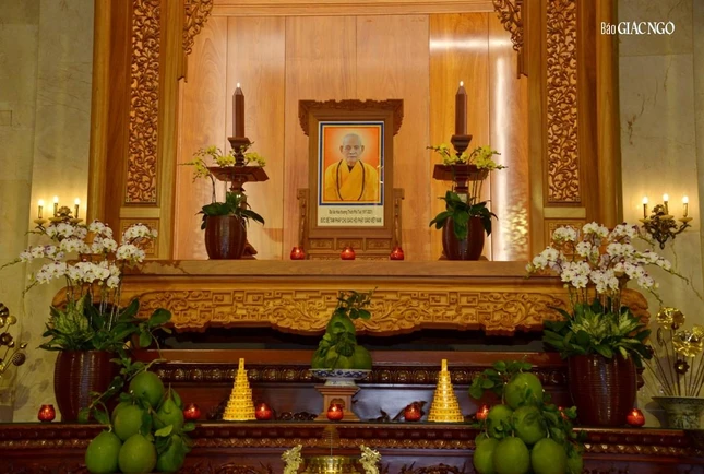 Di ảnh Đức Đệ tam Pháp chủ GHPGVN - Đại lão Hòa thượng Thích Phổ Tuệ tại Tổ đường Việt Nam Quốc Tự Di ảnh Đức Đệ tam Pháp chủ GHPGVN - Đại lão Hòa thượng Thích Phổ Tuệ tại Tổ đường Việt Nam Quốc Tự