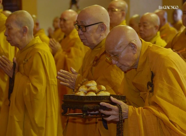 Chư Hòa thượng dâng vật phẩm cúng dường Chư Hòa thượng dâng vật phẩm cúng dường