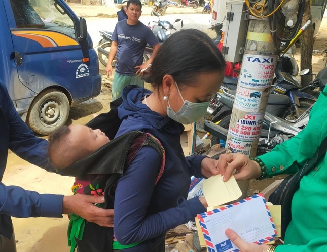 Địu con đi nhận quà