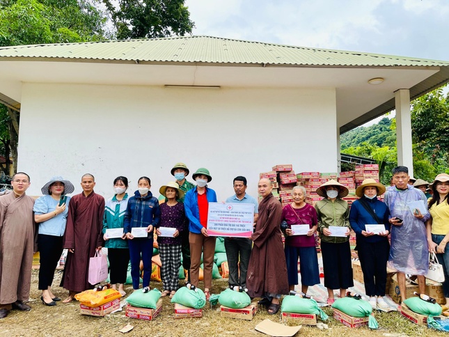 Trao quà hỗ trợ các gia đình ảnh hưởng bởi bão Noru Trao quà hỗ trợ các gia đình ảnh hưởng bởi bão Noru