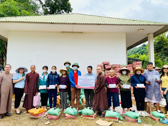 Trao quà hỗ trợ các gia đình ảnh hưởng bởi bão Noru