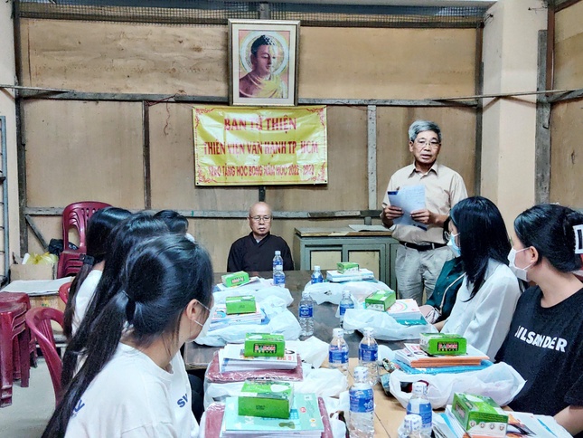 Ban Từ thiện thiền viện Vạn Hạnh trao quà, học bổng cho học sinh - Ảnh: CTV