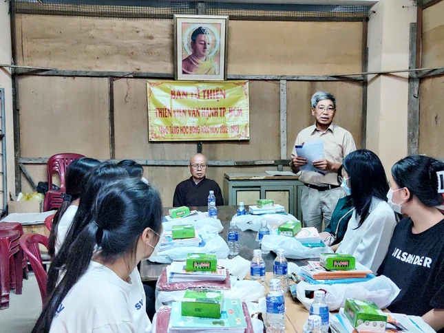 Ban Từ thiện thiền viện Vạn Hạnh trao quà, học bổng cho học sinh - Ảnh: CTV