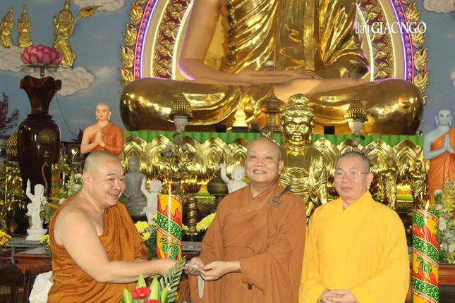 Chư tôn đức chúc mừng đại diện trường hạ