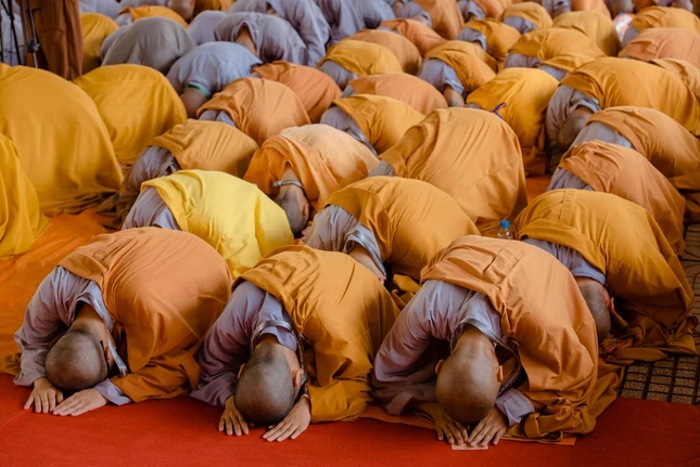 Đảnh lễ chư tôn giáo phẩm