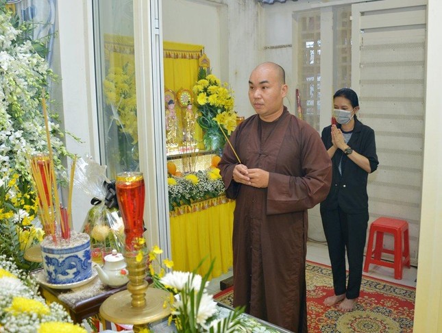 Quý Thầy và cư sĩ thay mặt toà soạn cầu nguyện trước linh cữu ông Nguyễn Minh Tâm - Ảnh: Bảo Toàn Quý Thầy và cư sĩ thay mặt toà soạn cầu nguyện trước linh cữu ông Nguyễn Minh Tâm - Ảnh: Bảo Toàn