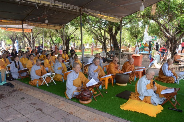 Chư Ni, Phật tử tỉnh Bạc Liêu thực hiện khóa lễ tụng kinh nhân ngày vía Đức Quán Thế Âm Chư Ni, Phật tử tỉnh Bạc Liêu thực hiện khóa lễ tụng kinh nhân ngày vía Đức Quán Thế Âm