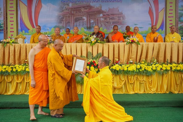 Thượng tọa Thích Phương Ngân nhận quyết định bổ nhiệm trụ trì