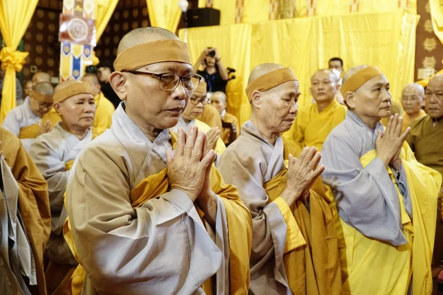 Môn đồ đệ tử đảnh lễ Giác linh Ni trưởng