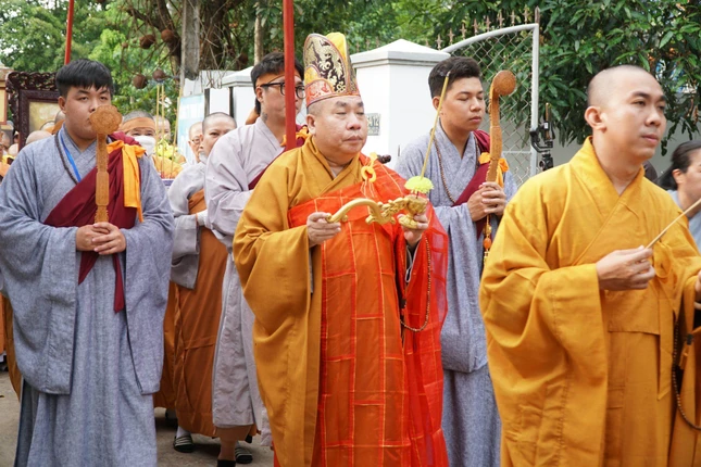 Cung tiễn nhục thân Ni trưởng nhập bảo tháp