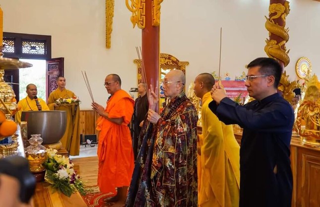 Chư tôn đức, quý khách niêm hương Tam bảo cầu nguyện quốc thái dân an