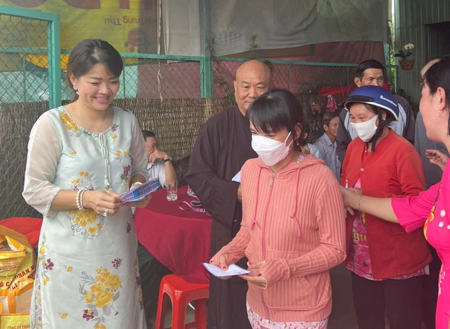 Gia đình Phật tử Thiện Lộc và Diệu Trường trao tặng 50 phần quà đến bà con khó khăn Gia đình Phật tử Thiện Lộc và Diệu Trường trao tặng 50 phần quà đến bà con khó khăn