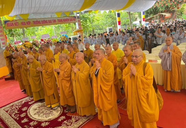 Chư tôn đức trong nghi thức chào Quốc kỳ Đạo kỳ