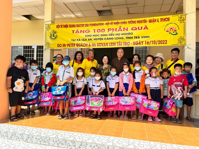 Tặng quà đến các em học sinh tiểu học