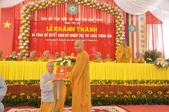Thượng tọa Thích Tỉnh Cường trao quyết định bổ nhiệm đến Sư cô Thích nữ Chúc Phượng