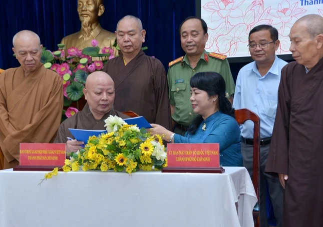 Hòa thượng Thích Lệ Trang và bà Trần Kim Yến ký kết chương trình phối hợp công tác