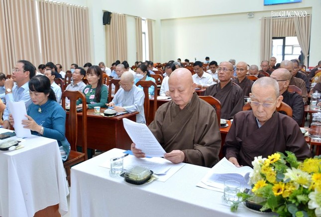 Hòa thượng Thích Lệ Trang, cùng chư tôn đức Ban Thường trực Ban Trị sự GHPGVN TP.HCM tham dự lễ ký kết chương trình phối hợp công tác giai đoạn 2022-2027