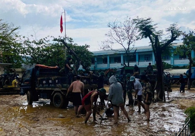 Người dân chung tay cùng các lực lượng chức năng dọn dẹp sau mưa lũ