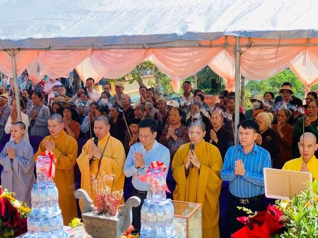 Niêm hương cầu nguyện tại lễ thượng lương nhà Tổ chùa Trúc Lâm Cô Tô