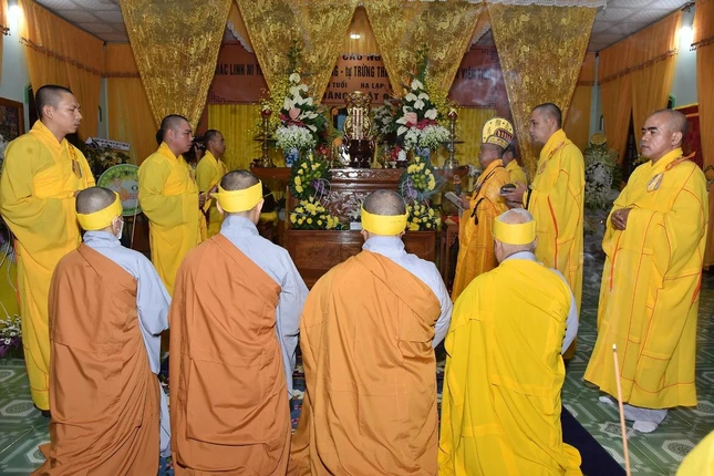 Môn đồ pháp quyển đảnh lễ Giác linh Ni trưởng Thích nữ Liên Vân