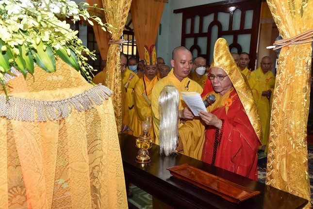 Hòa thượng Thích Hạnh Thể đã tuyên pháp ngữ và phất trần