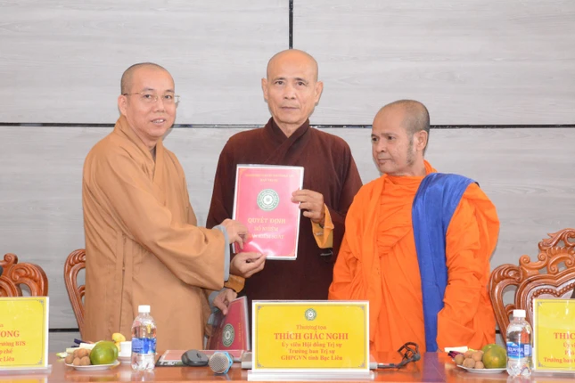 Trao quyết định chuẩn y thành phần nhân sự Ban Kiểm soát GHPGVN tỉnh gồm 7 thành viên do Thượng tọa Thích Quảng Thới làm trưởng ban Trao quyết định chuẩn y thành phần nhân sự Ban Kiểm soát GHPGVN tỉnh gồm 7 thành viên do Thượng tọa Thích Quảng Thới làm trưởng ban