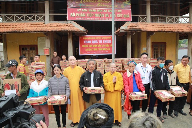 Chư tôn đức Trung ương GHPGVN trao quà đến bà con tỉnh Nghệ An