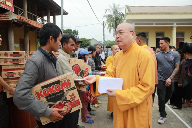 Hòa thượng Thích Thanh Nhiễu thăm hỏi, tặng quà đến bà con