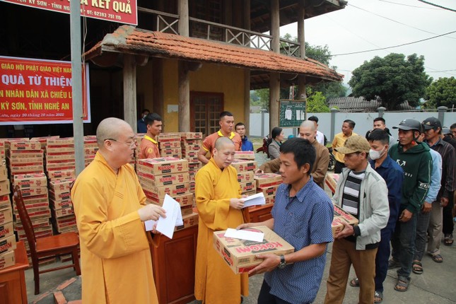 Phần quà động viên bà con khó khăn do bão lũ