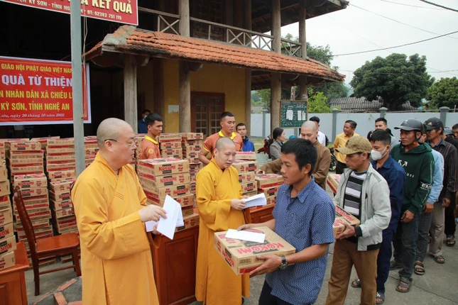 Phần quà động viên bà con khó khăn do bão lũ