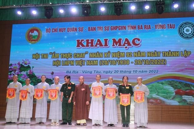 Các đơn vị nhận cờ lưu niệm của Ban Tổ chức