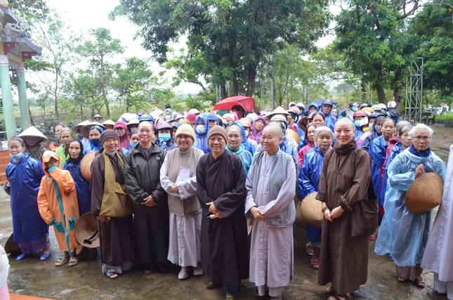 Chụp ảnh lưu niệm với bà con