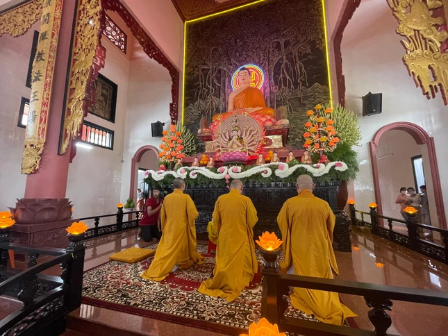 Chư tôn đức niêm hương, đảnh lễ Tam bảo