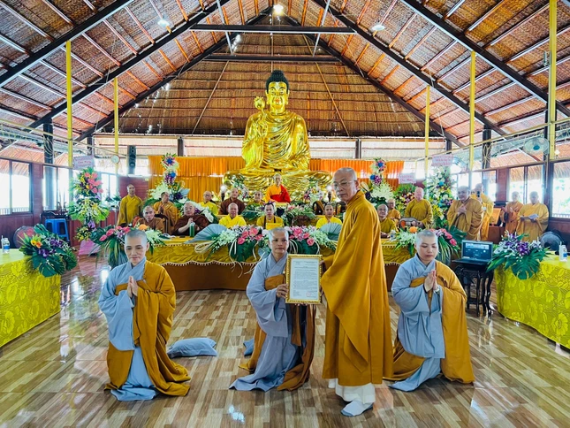 Thượng tọa Thích Huệ Khai trao quyết định bổ nhiệm trụ trì thiền viện Duy Lực đến Sư cô tân trụ trì Thích nữ Pháp Ngân