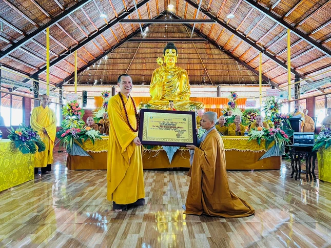 Thượng tọa Thích Minh Trí, Trưởng ban Trị sự GHPGVN TP.Biên Hòa trao quà chúc mừng