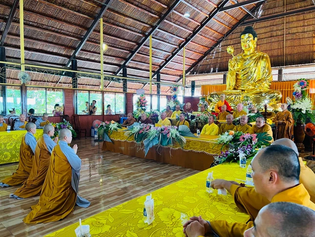 Sư cô Thích nữ Pháp Ngân phát nguyện trước chư tôn đức