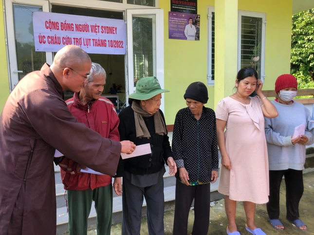 Đại đức Thích Tâm Phương trao quà đến người nghèo