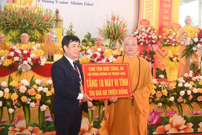 Trao tặng 10 máy vi tính cho trường học trong xã