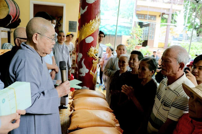 Ni trưởng Thích nữ Từ Nhẫn động viên tinh thần đến người dân