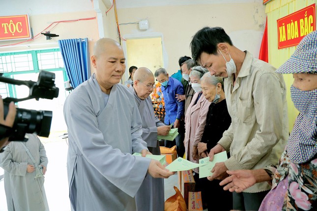 Chư Ni Phân ban Ni giới TP.HCM trao quà đến những hộ bị ảnh hưởng do bão lũ tại Đà Nẵng