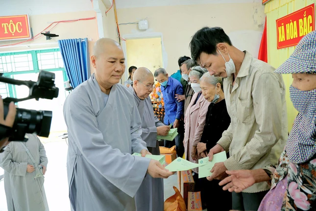 Chư Ni Phân ban Ni giới TP.HCM trao quà đến những hộ bị ảnh hưởng do bão lũ tại Đà Nẵng