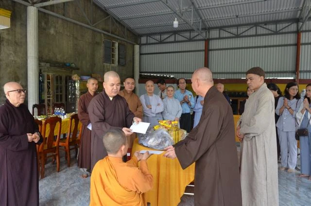 Thăm, trao quà tại tịnh xá Ngọc Viên, huyện Hòa Vang Thăm, trao quà tại tịnh xá Ngọc Viên, huyện Hòa Vang