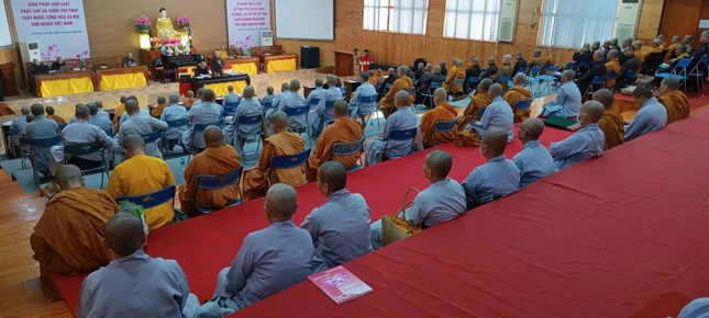 Quang cảnh buổi họp