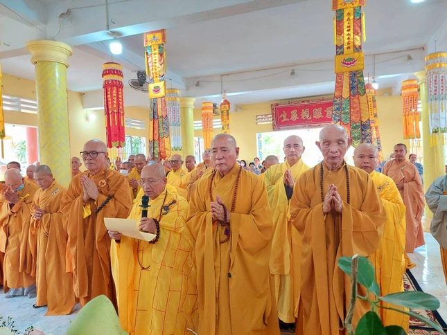 Chư tôn đức đã dâng hương tưởng niệm Giác linh Hòa thượng